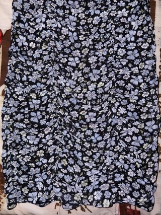 Vestido de verano floral negro y azul