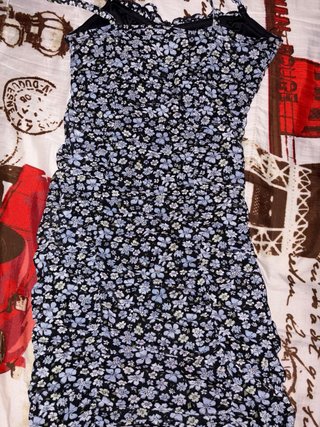 Vestido de verano floral negro y azul