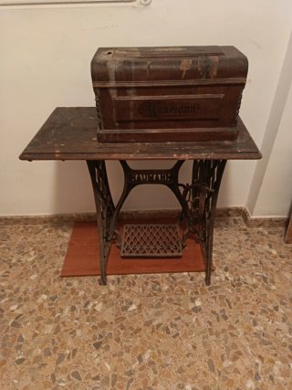 Máquina de coser antigua Nauman