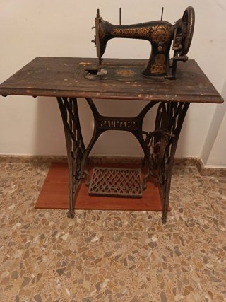Máquina de coser antigua Nauman