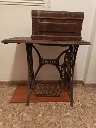 Máquina de coser antigua Nauman