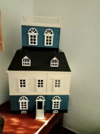 Casita de muñecas de madera