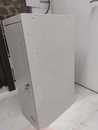 Taquilla metálica gris con cerradura