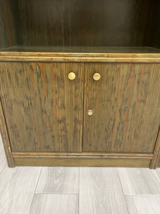 Librero de madera con gabinete inferior