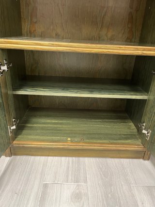 Librero de madera con gabinete inferior