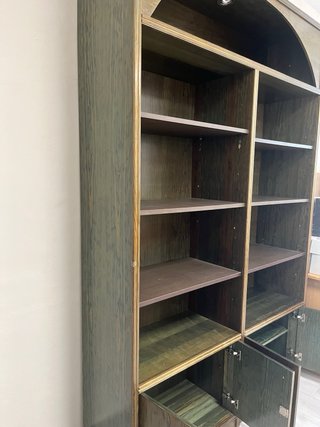 Librero de madera con gabinete inferior