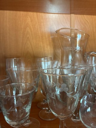 Juego de copas y jarra de cristal grabadas