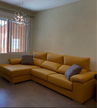 Sofá chaise longue color mostaza