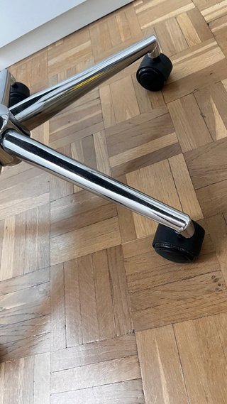 Silla de oficina gris con ruedas