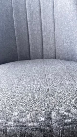 Silla de oficina gris con ruedas