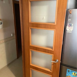 Puerta de madera con cristal