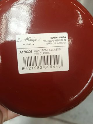 Olla roja de metal sin usar