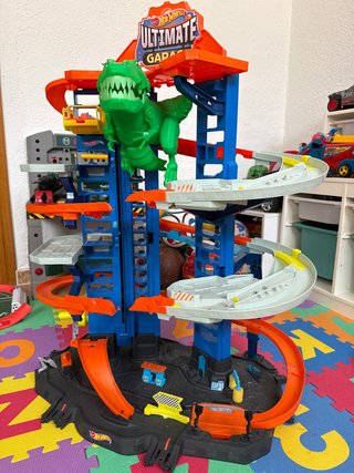 Hot Wheels Ultimate Garage con dinosaurio