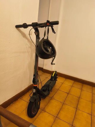 Patinete Eléctrico con Casco