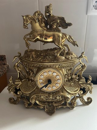 Lámpara de salón dorada con cristales y reloj