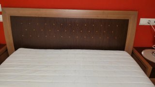 Cama de madera de cerezo