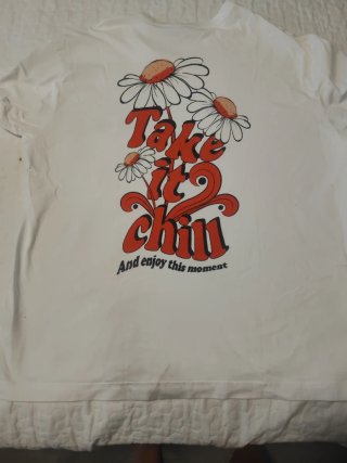 Camiseta blanca con estampado de margarita