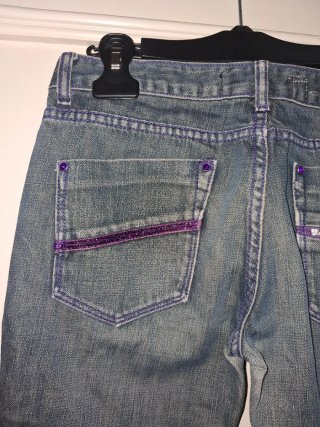 Jeans blu con dettagli viola