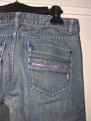 Jeans blu con dettagli viola