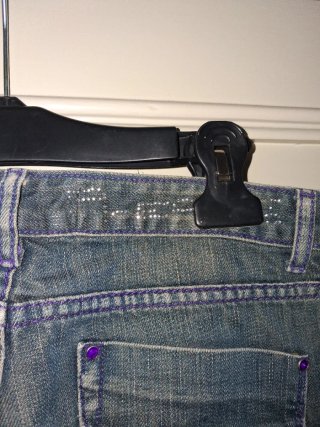 Jeans blu con dettagli viola
