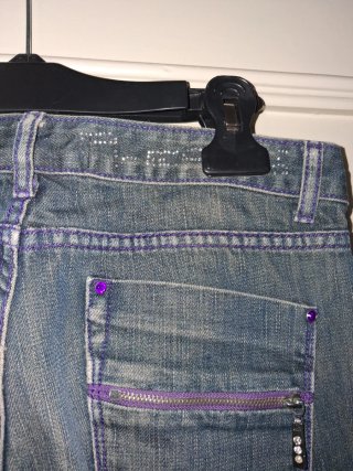 Jeans blu con dettagli viola