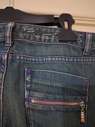 Jeans blu con dettagli viola
