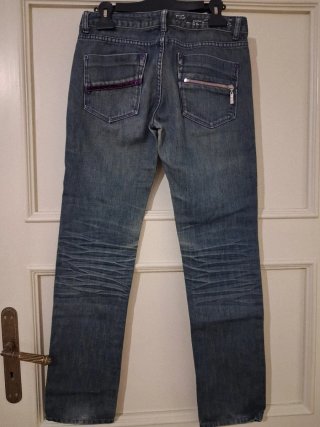 Jeans blu con dettagli viola