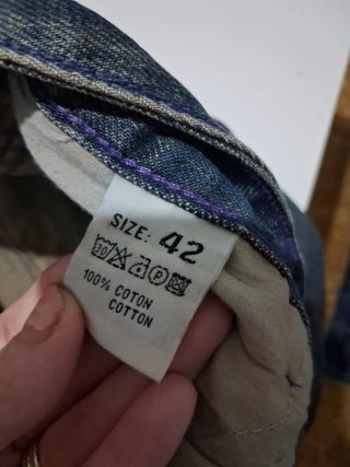Jeans blu con dettagli viola