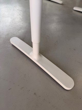 Mesa de oficina regulable en altura