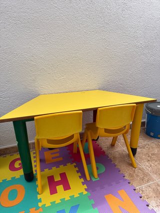 Mesa infantil amarilla con 2 sillas