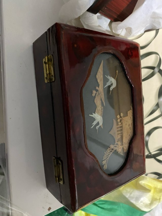 Scatola portagioie cinese in legno laccato con diorama di uccelli
