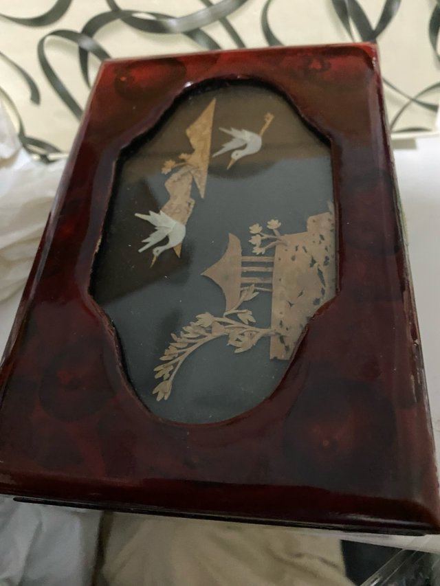 Scatola portagioie cinese in legno laccato con diorama di uccelli