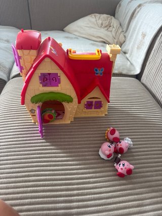 Casita Kirby con figuras