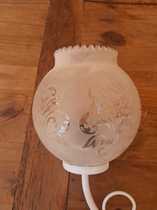 Lampada da parete bianca con tulipano in vetro