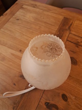 Lampada da parete bianca con tulipano in vetro