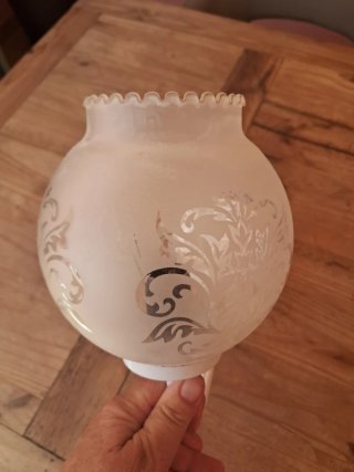 Lampada da parete bianca con tulipano in vetro