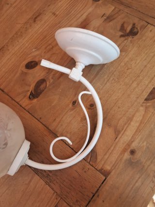 Lampada da parete bianca con tulipano in vetro