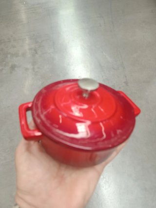 Olla mini de metal gris y otra roja sin usar