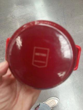 Olla mini de metal gris y otra roja sin usar