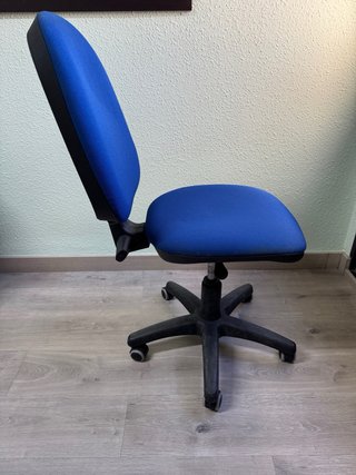 Silla de oficina azul y negra
