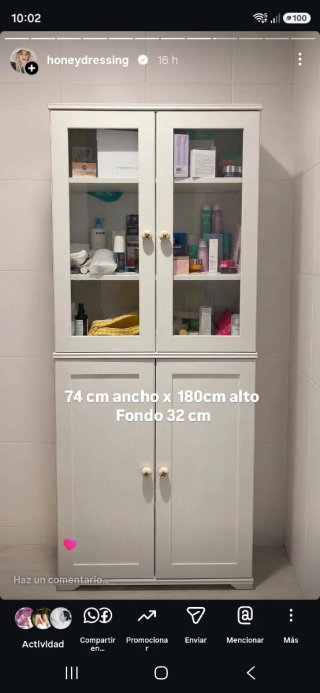 Vitrina de madera y cristal