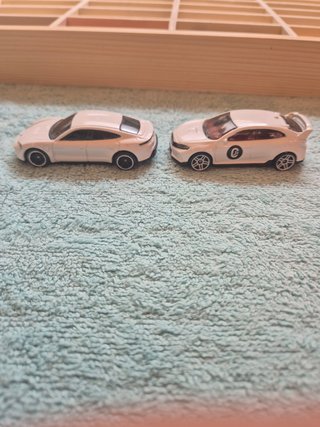 Pareja de Honda Civic y Porsche Blancos
