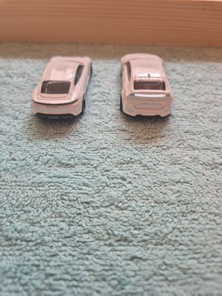 Pareja de Honda Civic y Porsche Blancos