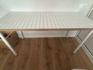 Mesa escritorio Ikea blanca y madera