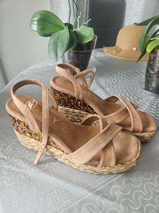 Sandalias cuña beige y doradas