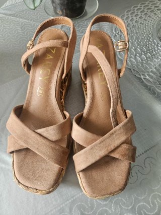Sandalias cuña beige y doradas