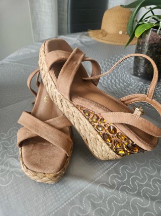 Sandalias cuña beige y doradas