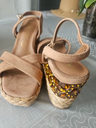 Sandalias cuña beige y doradas