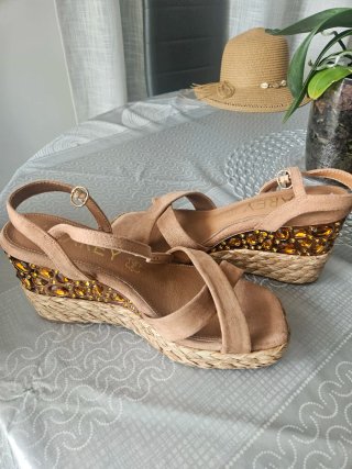Sandalias cuña beige y doradas