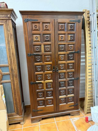 Armario antiguo de madera y metal